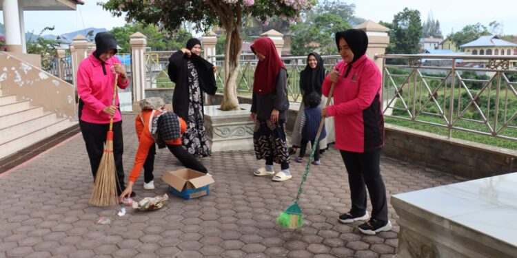 Sambut Hari Bhayangkara ke-79, Kapolres Aceh Tengah dan Ketua Bhayangkari Gelar Bakti Religi di Masjid At-Taqwa