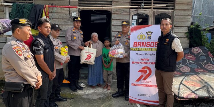 Polsek Pangkalan Kerinci Gelar Bakti Sosial dan Salurkan Bantuan Sembako untuk Kaum Duafa