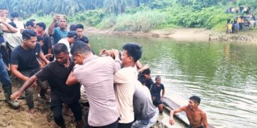 Satu Letusan Senpi Polisi Melepaskan Korban dari Cengkraman Buaya