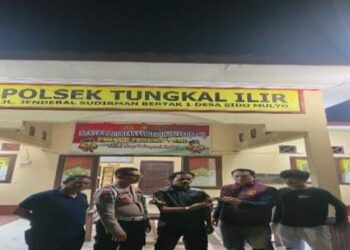 Kapolsek Tungkal Ilir Terima Penyerahan Senpi Berikut Amunisi Dari Kades Teluk Tenggulang
