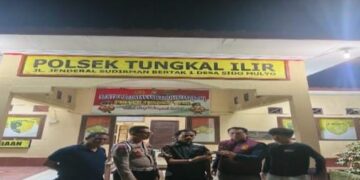 Kapolsek Tungkal Ilir Terima Penyerahan Senpi Berikut Amunisi Dari Kades Teluk Tenggulang