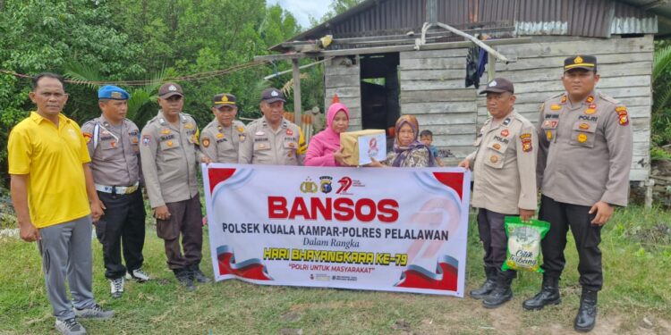 Polsek Kuala Kampar Gelar Bansos HUT Bhayangkara ke-79, Sasar Warga Duafa di Teluk Dalam
