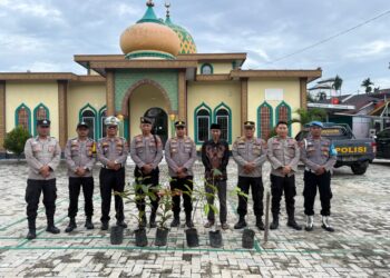 Polsek Pangkalan Kerinci Tanam Bibit Pohon Dukung Program Penghijauan Kapolda Riau