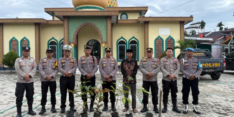 Polsek Pangkalan Kerinci Tanam Bibit Pohon Dukung Program Penghijauan Kapolda Riau