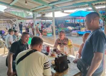 Bhabinkamtibmas Kerumutan Sambangi Warga Pasar, Ajak Jaga Kamtibmas dan Waspadai Hoaks