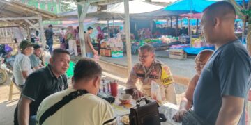 Bhabinkamtibmas Kerumutan Sambangi Warga Pasar, Ajak Jaga Kamtibmas dan Waspadai Hoaks