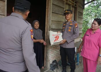 HUT Bhayangkara ke-79, Polsek Pangkalan Kuras Salurkan Bansos untuk Warga Sorek Satu
