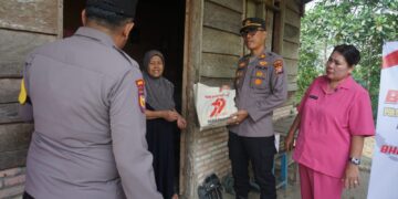 HUT Bhayangkara ke-79, Polsek Pangkalan Kuras Salurkan Bansos untuk Warga Sorek Satu