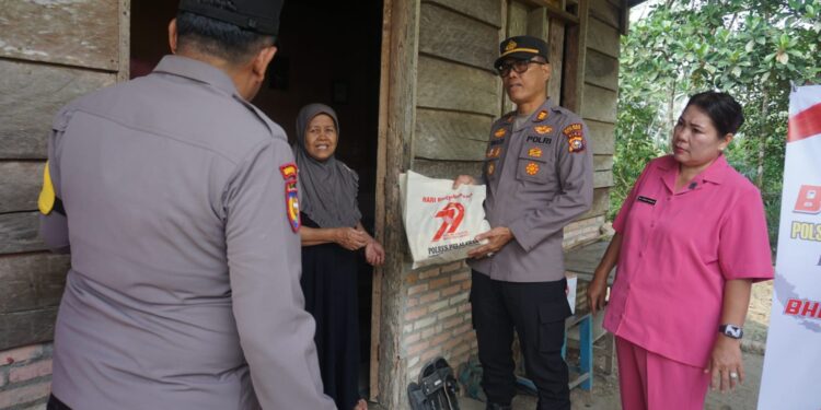 HUT Bhayangkara ke-79, Polsek Pangkalan Kuras Salurkan Bansos untuk Warga Sorek Satu