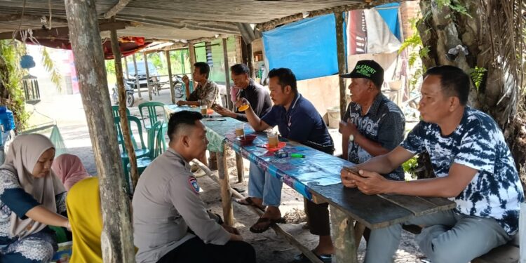 Polisi Ini Sambangi Warga, Ajak Jaga Kamtibmas dan Waspada Hoaks