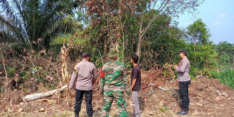 Polsek Pangkalan Lesung dan TNI Gencar Sosialisasi Larangan Membuka Lahan dengan Membakar
