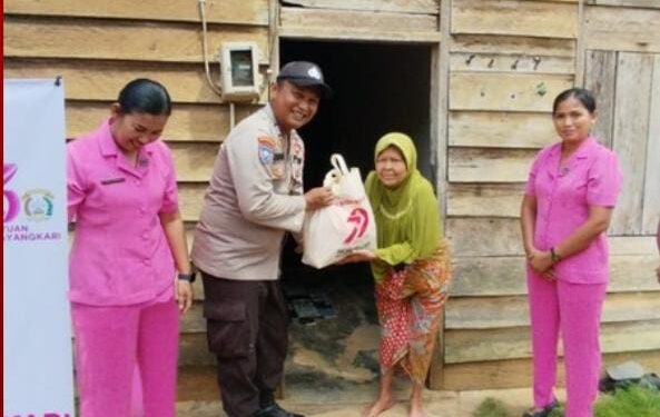 HUT Bhayangkara ke-79, Polsek Ukui Gelar Baksos untuk Warga Kurang Mampu