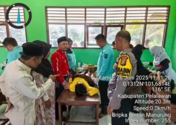 Bhabinkamtibmas Langgam Dampingi Khitanan Massal BAZNAS di Desa Segati