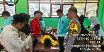 Bhabinkamtibmas Langgam Dampingi Khitanan Massal BAZNAS di Desa Segati