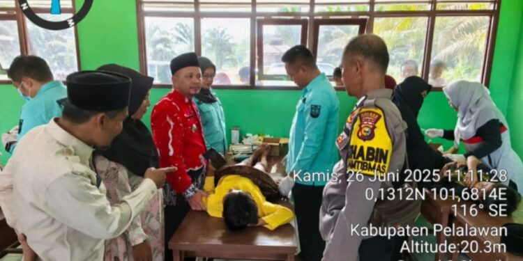 Bhabinkamtibmas Langgam Dampingi Khitanan Massal BAZNAS di Desa Segati