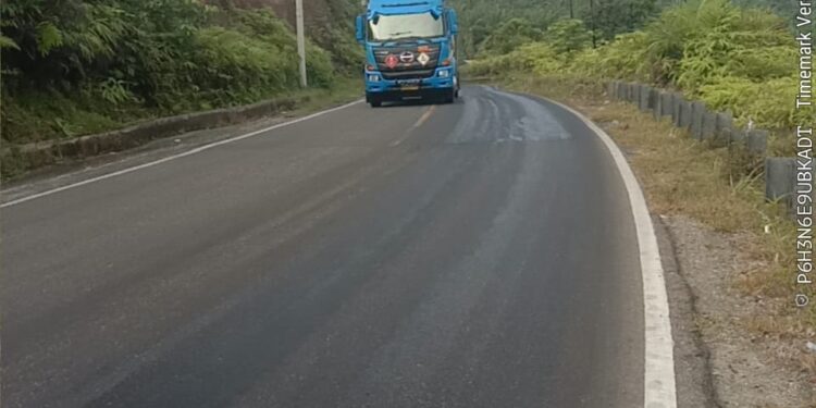 Ceceran Minyak CPO Di Jalan Sultan Daulat Mengancam Keselamatan Pengguna Jalan