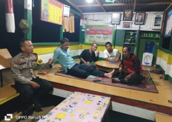 Bhabinkamtibmas Cek Pos Siskamling Aktif di Desa Beringin Makmur