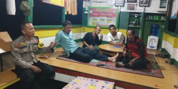 Bhabinkamtibmas Cek Pos Siskamling Aktif di Desa Beringin Makmur