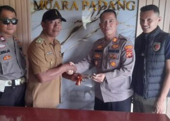 Dukung Ops Senpi 2025, Kades Sidomulyo 20 Serahkan Satu Pucuk Senpira Ke Polsek Muara Padang