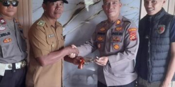 Dukung Ops Senpi 2025, Kades Sidomulyo 20 Serahkan Satu Pucuk Senpira Ke Polsek Muara Padang
