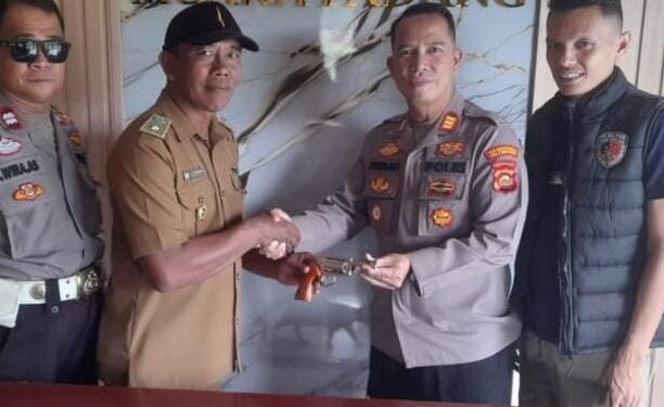 Dukung Ops Senpi 2025, Kades Sidomulyo 20 Serahkan Satu Pucuk Senpira Ke Polsek Muara Padang