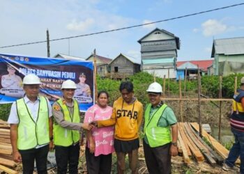 Penuh Haru Erna Tak Pernah Terpikir Rumahnya Akan Dibedah Polres Banyuasin