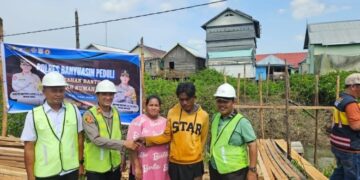 Penuh Haru Erna Tak Pernah Terpikir Rumahnya Akan Dibedah Polres Banyuasin