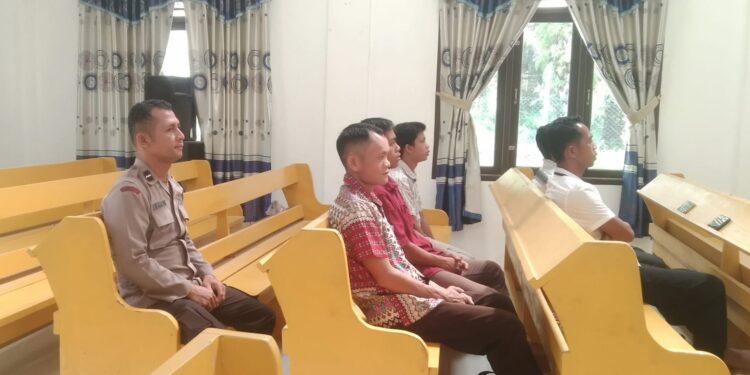 Polsek Langgam Gelar Ibadah Minggu Harmoni Bersama Jemaat HKI Desa Segati