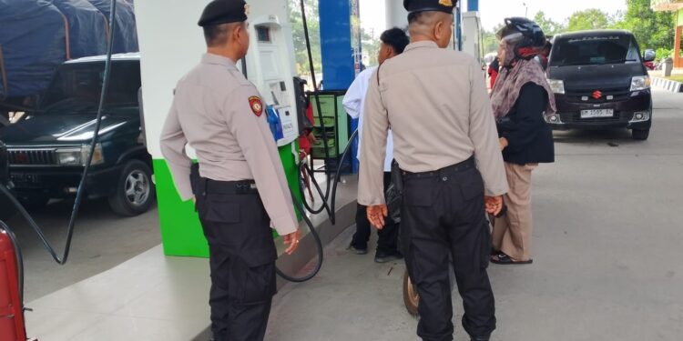 Polsek Pangkalan Kerinci Patroli ke SPBU dan Swalayan, Pastikan Situasi Tetap Kondusif
