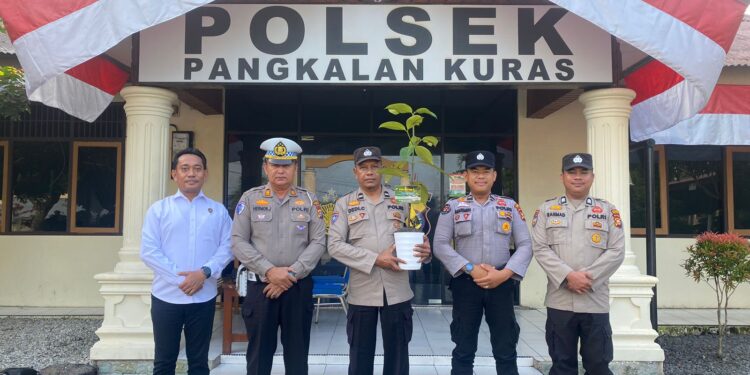 Rayakan Ulang Tahun, Polisi di Pelalawan Dapat Hadiah Bibit Pohon dari Kapolda Riau