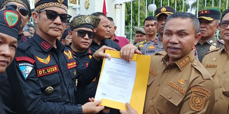 Dukung Satgas PKH Relokasi Warga TNTN, LMB Dan Ribuan Mahasiswa Ujuk Rasa Di Kantor Gubernur Riau