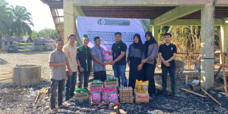 HMI Cabang Nagan Raya Salurkan Bantuan Korban Kebakaran Desa Karang Anyar