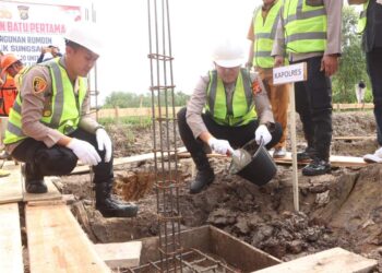 Kapolres Banyuasin Melaksanakan Peletakan Batu Pertama Pembangunan Rumdin Polsek Sungsang