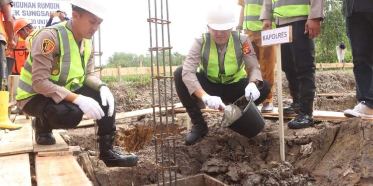 Kapolres Banyuasin Melaksanakan Peletakan Batu Pertama Pembangunan Rumdin Polsek Sungsang