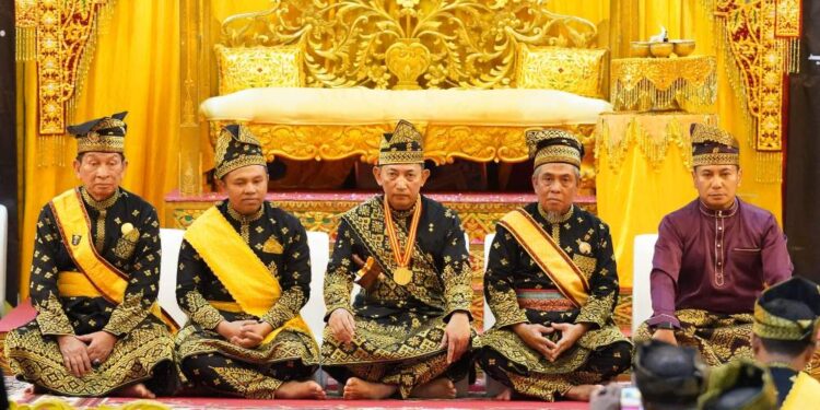 Kapolri Terima Anugerah Adat Ingatan Budi Dari LAM Riau: Simbol Kehormatan, Amanah Moral, Dan Komitmen Kebangsaan