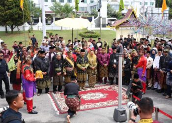 Kapolda Dan Gubernur Riau Jadi Saksi Di Prosesi Anugerah Adat Kepada Kapolri