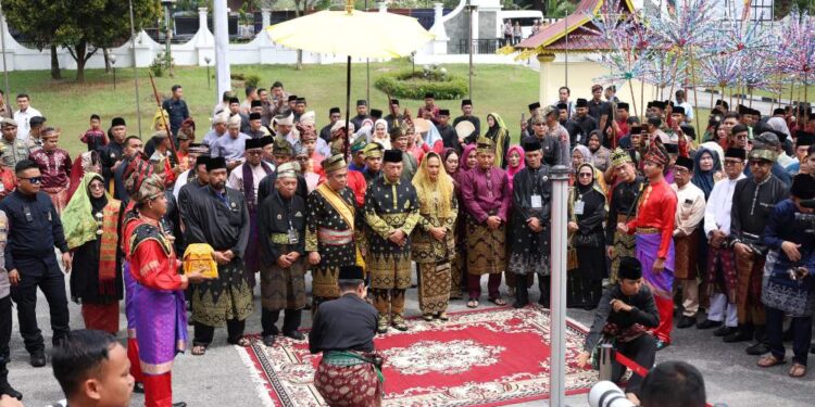 Kapolda Dan Gubernur Riau Jadi Saksi Di Prosesi Anugerah Adat Kepada Kapolri