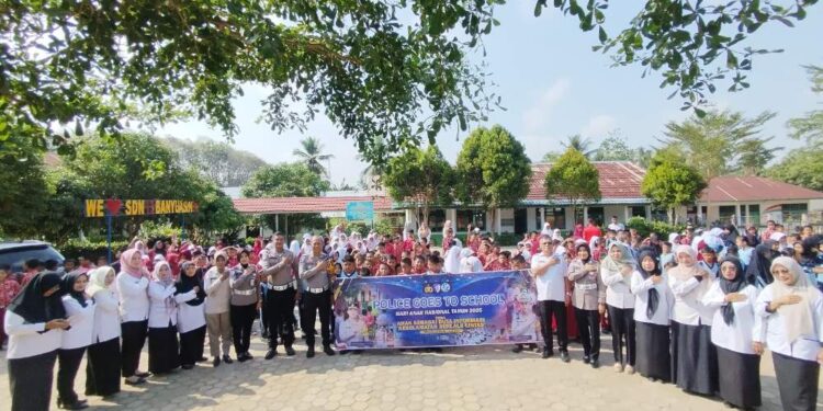 Polres Banyuasin Sambut Hari Anak Dengan Sosialisasi Lalu Lintas Ceria Di SDN 13