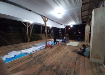 Panitia MTQ Ke-IX Bekerja Lembur Sampai Malam Mempersiapkan Tribun Untuk Lebih Baik