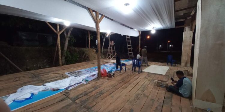 Panitia MTQ Ke-IX Bekerja Lembur Sampai Malam Mempersiapkan Tribun Untuk Lebih Baik