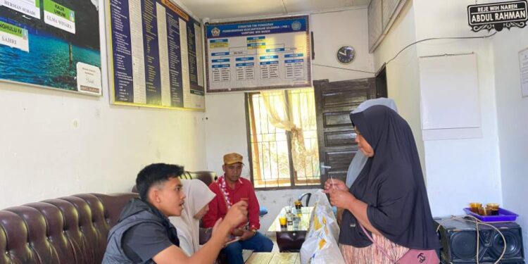 Reje Wih Nareh Abdurrahman Melihat Langsung Pembagian Bantuan Beras Untuk 65 Warganya