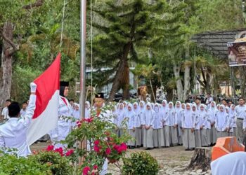 Ketua DPRK Aceh Tengah Pimpin Upacara Bendera Di SMA Negeri 4 Takengon