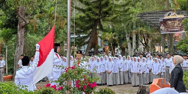Ketua DPRK Aceh Tengah Pimpin Upacara Bendera Di SMA Negeri 4 Takengon