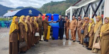 Dukung Program Bupati Aceh Tengah, Kepala Sekolah Tingkat TK, SD dan SMP Serahkan Tong Sampah
