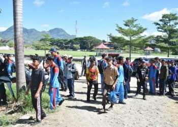  MPLS Hari Ke-4, Siswa Baru SMKN 1 Takengon Bersih-Bersih Musara Alun Dan Jalan