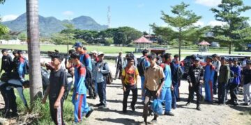MPLS Hari Ke-4, Siswa Baru SMKN 1 Takengon Bersih-Bersih Musara Alun Dan Jalan