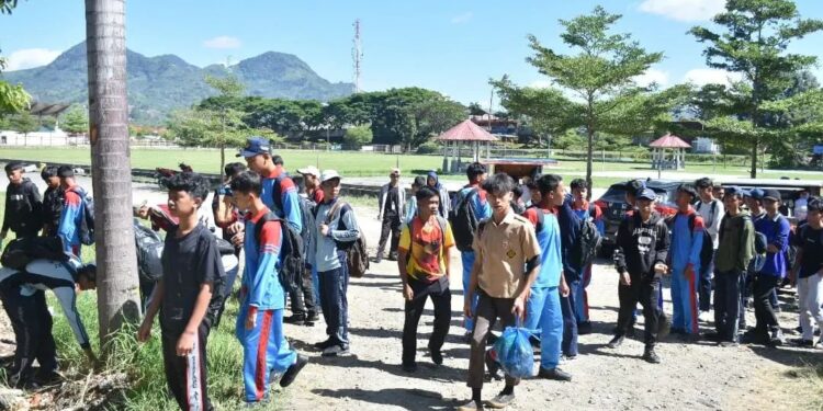 MPLS Hari Ke-4, Siswa Baru SMKN 1 Takengon Bersih-Bersih Musara Alun Dan Jalan