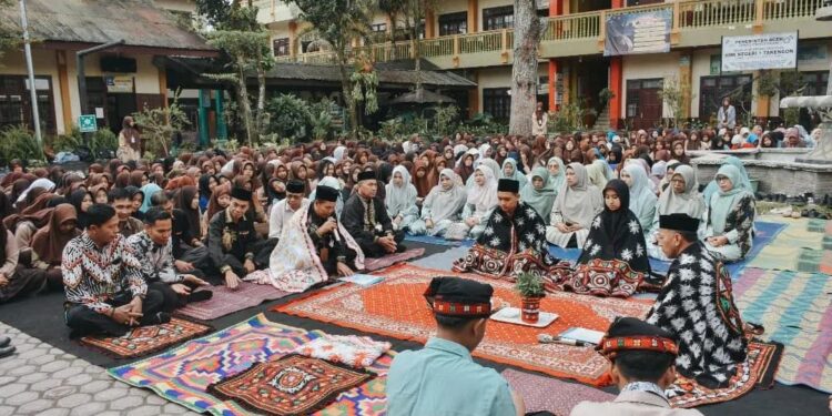 SMKN 1 Takengon Gelar Acara “Penyerahan Ari Wali Murid Ku Tengku Guru / I Gurun”