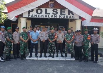 Koramil 04 Pangkalan Kuras Bawa Kue Ulang Tahun ke Polsek, Rayakan HUT Bhayangkara ke-79 Bersama