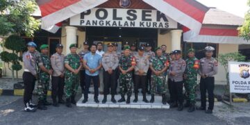 Koramil 04 Pangkalan Kuras Bawa Kue Ulang Tahun ke Polsek, Rayakan HUT Bhayangkara ke-79 Bersama